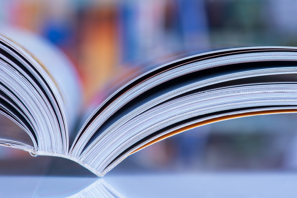 扇状に大きく開かれている分厚い冊子